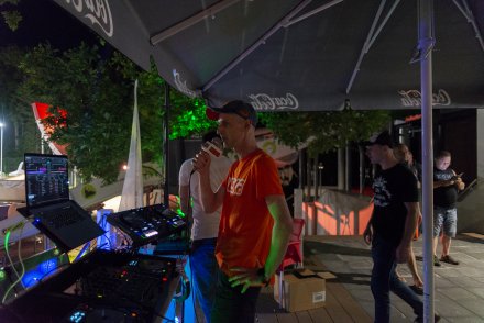 Nocne pływanie z DJ-em